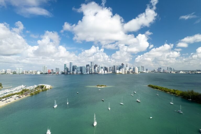 Skyline di Miami dalla baia e quanto costa vivere in citta