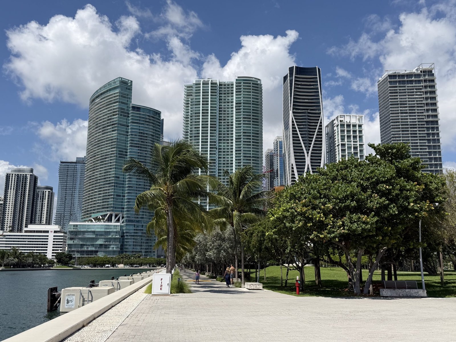 Skyline di Miami e Brickell dalla passeggiata sul mare, tra palme e parco